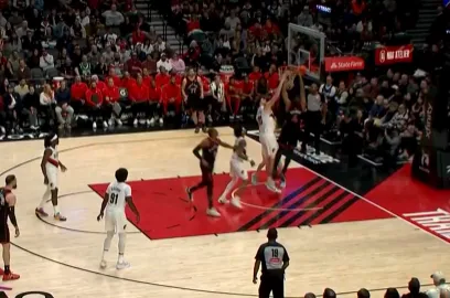 开云体育官网-巴恩斯顶着克林根双手暴扣得手,猛龙末节开局领先开拓者6分